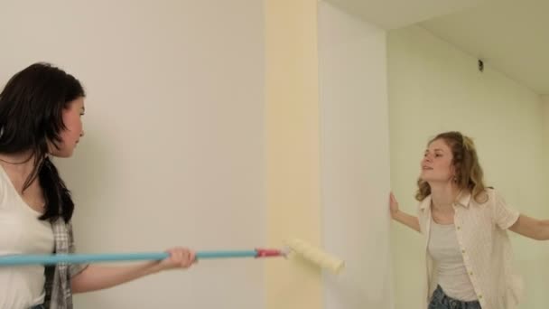 여자 가 방 안의 벽을칠 하는 그림. — 비디오