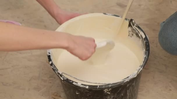 Peintres de maison femmes peignent les murs dans la pièce . — Video