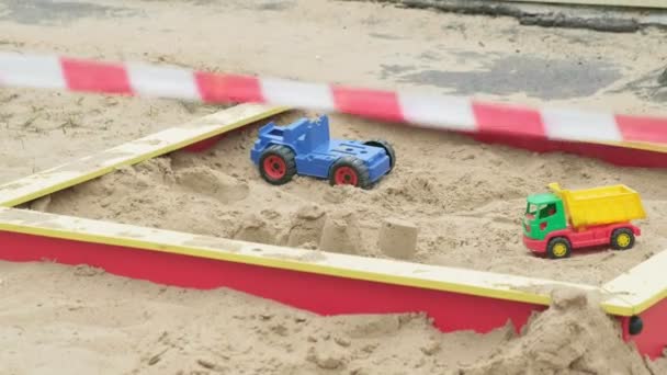 L'aire de jeux est fermée aux enfants et aux jeux pendant la période de quarantaine. Coronavirus Covid-19 — Video