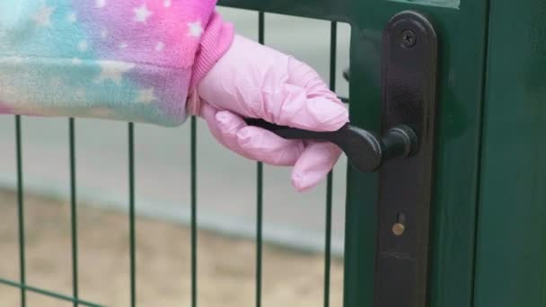 Een hand in een beschermende handschoen opent twee deuren op straat.. — Stockvideo