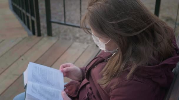 Young girl in black mask alone outdoors. Coronavirus pandemic — Stock Video