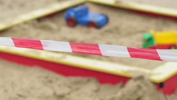 Der Spielplatz ist während der Quarantäne von Kindern und Spielen geschlossen. Coronavirus Covid-19 — Stockvideo