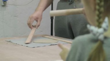 Çamur modelleme konusunda usta çocuklar. Seramik Atölyesi