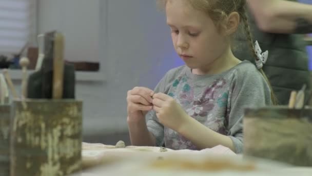 孩子们在粘土模型方面的硕士课程。陶瓷工场 — 图库视频影像