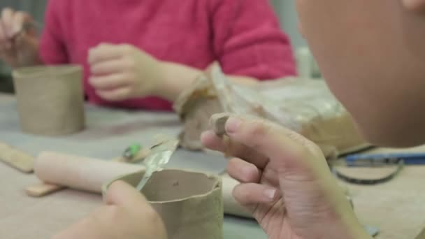 Clase magistral de modelado de arcilla para niños. Taller de cerámica — Vídeos de Stock