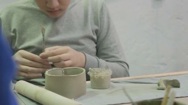 Clase magistral de modelado de arcilla para niños. Taller de cerámica — Vídeos de Stock