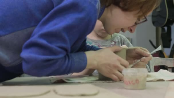 Дитячий майстер-клас з глиняного моделювання. Керамічна майстерня — стокове відео