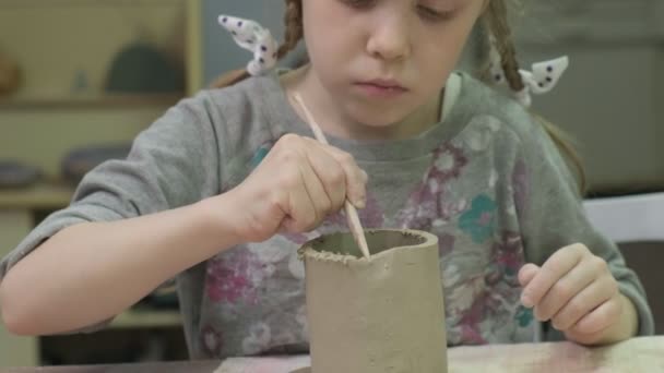 Clase magistral de modelado de arcilla para niños. Taller de cerámica — Vídeos de Stock