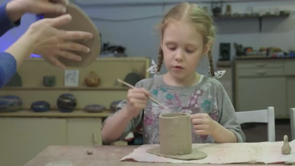 Clase magistral de modelado de arcilla para niños. Taller de cerámica — Vídeo de stock