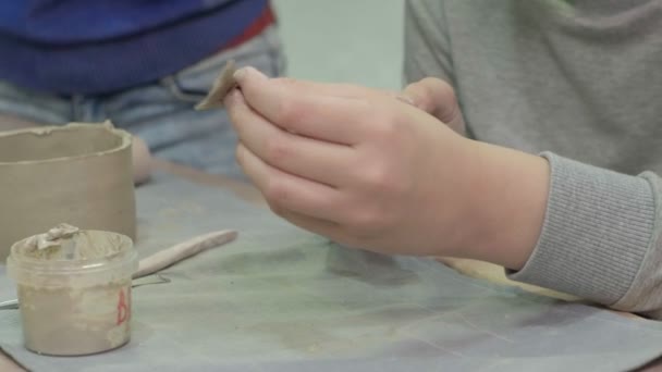 Barnens mästarklass i lermodellering. Keramikverkstad — Stockvideo
