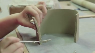 Çamur modelleme konusunda usta çocuklar. Seramik Atölyesi