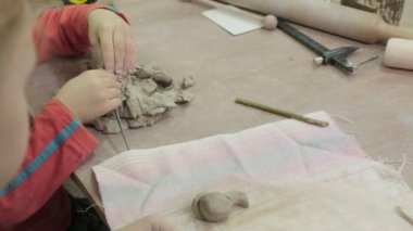 Çamur modelleme konusunda usta çocuklar. Seramik Atölyesi