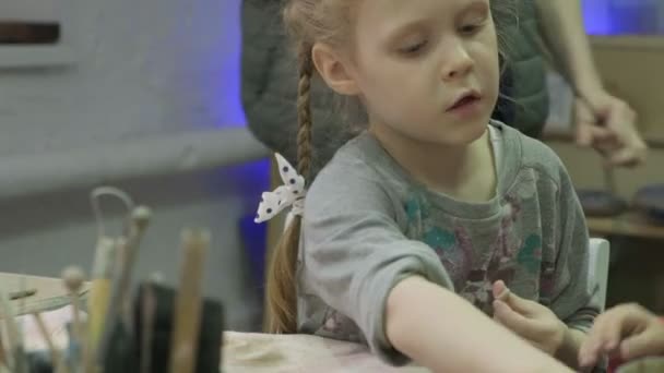 Clase magistral de modelado de arcilla para niños. Taller de cerámica — Vídeos de Stock