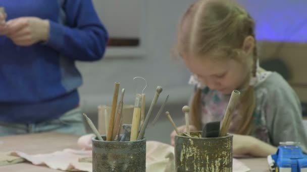 Dětská mistrovská třída v modelování hlíny. Keramická dílna — Stock video