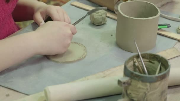 Clasa de masterat pentru copii în modelarea lutului. Atelier ceramic — Videoclip de stoc