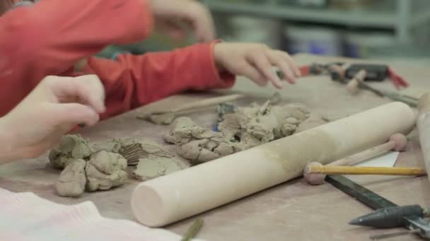 Classe di padrone da bambini in modellazione di argilla. Laboratorio di ceramica — Video Stock