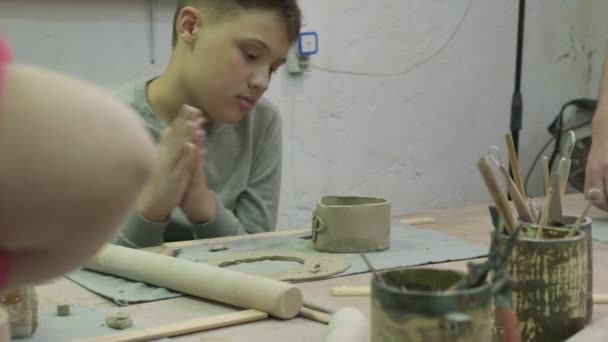 Clase magistral de modelado de arcilla para niños. Taller de cerámica — Vídeos de Stock