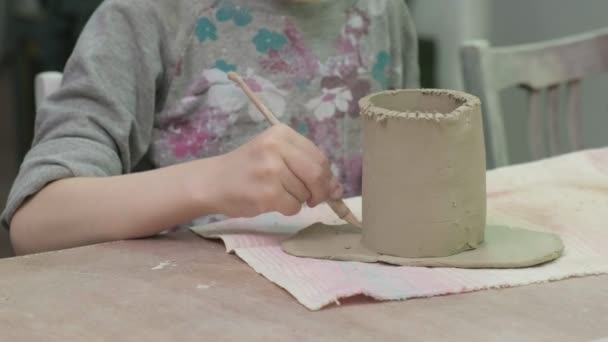 Mistrzowskie zajęcia dla dzieci z modelingu gliny. Warsztaty ceramiczne — Wideo stockowe