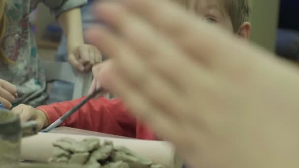 Classe di padrone da bambini in modellazione di argilla. Laboratorio di ceramica — Video Stock