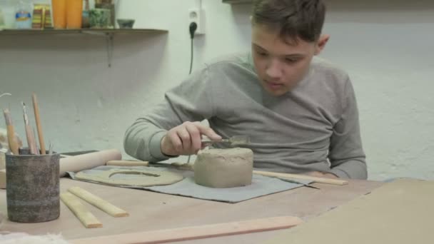 Clase magistral de modelado de arcilla para niños. Taller de cerámica — Vídeos de Stock