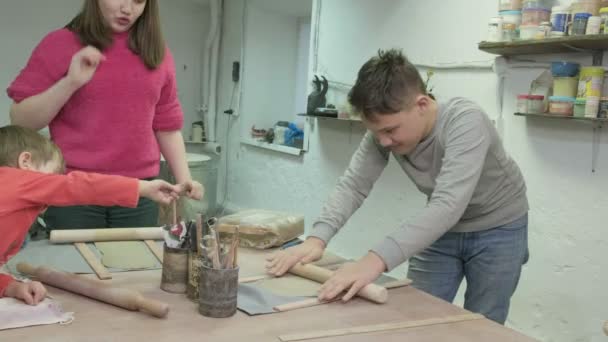 Clase magistral de modelado de arcilla para niños. Taller de cerámica — Vídeo de stock