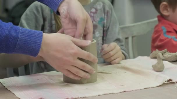 Детский мастер-класс по глиняному моделированию. Керамика — стоковое видео