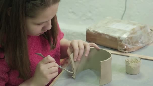 Clase magistral de modelado de arcilla para niños. Taller de cerámica — Vídeos de Stock