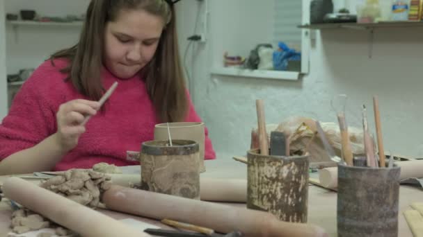 Clase magistral de modelado de arcilla para niños. Taller de cerámica — Vídeos de Stock