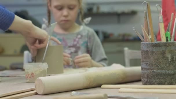 Clase magistral de modelado de arcilla para niños. Taller de cerámica — Vídeos de Stock