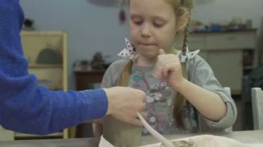 Çamur modelleme konusunda usta çocuklar. Seramik Atölyesi