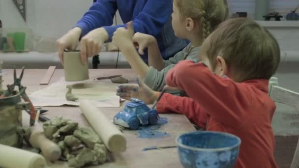 Childrens mesterkurzus agyagmodellkedésből. Kerámia műhely — Stock videók