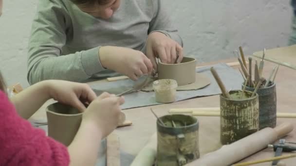 Kinder Meisterkurs in Ton-Modellierung. Keramische Werkstatt — Stockvideo