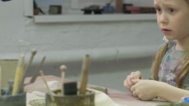 Çamur modelleme konusunda usta çocuklar. Seramik Atölyesi