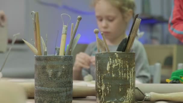Barnens mästarklass i lermodellering. Keramikverkstad — Stockvideo