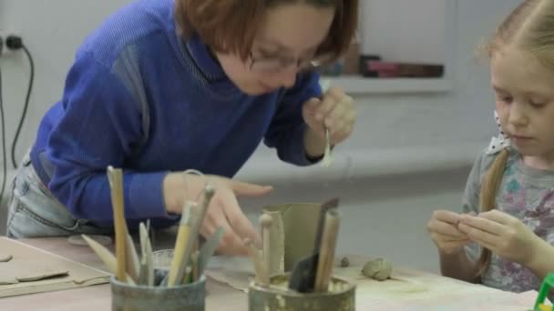 Clase magistral de modelado de arcilla para niños. Taller de cerámica — Vídeos de Stock