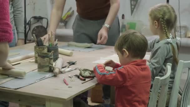 Clase magistral de modelado de arcilla para niños. Taller de cerámica — Vídeo de stock