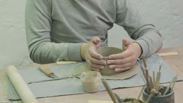 Clase magistral de modelado de arcilla para niños. Taller de cerámica — Vídeo de stock