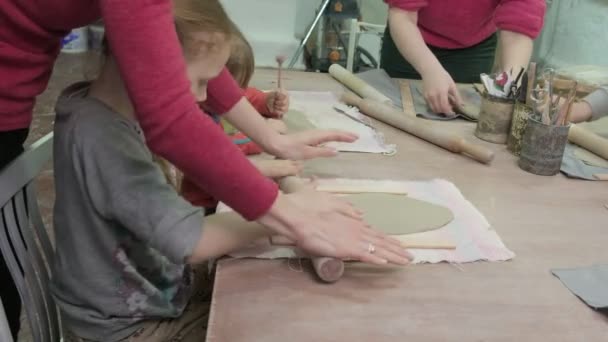 Master class pour enfants en modelage d'argile. Atelier céramique — Video