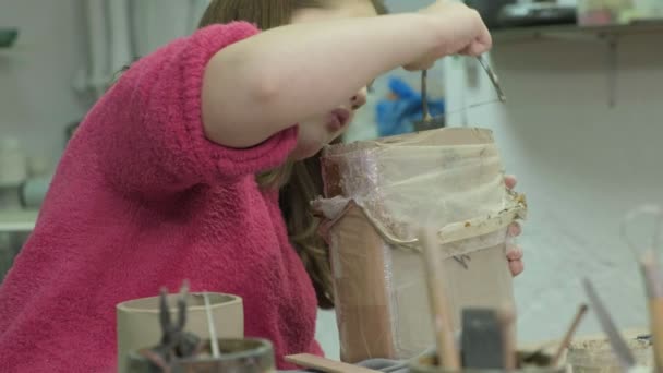 아이들은 진흙 모델링 수업을 수석으로 받습니다. 도자기 작업장 — 비디오
