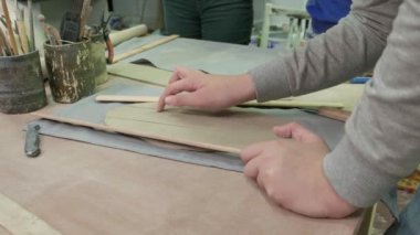 Çamur modelleme konusunda usta çocuklar. Seramik Atölyesi