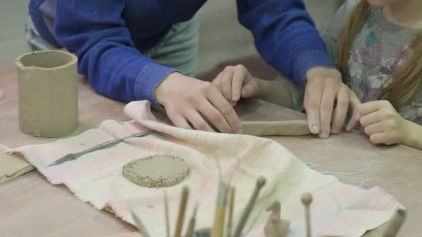 Kinder Meisterkurs in Ton-Modellierung. Keramische Werkstatt — Stockvideo