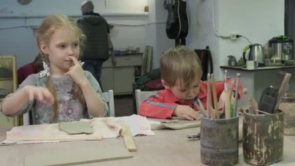 Clase magistral de modelado de arcilla para niños. Taller de cerámica — Vídeos de Stock