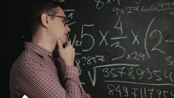 Man schrijft wiskunde formule op schoolbord — Stockvideo