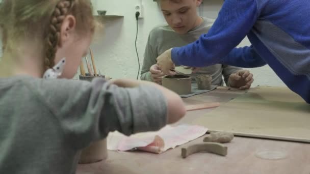 Παιδαγωγικό μάστερ σε πήλινα μοντέλα. Εργαστήριο κεραμικών — Αρχείο Βίντεο