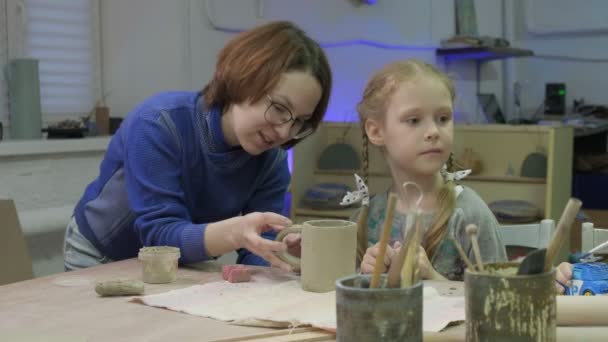 Clase magistral de modelado de arcilla para niños. Taller de cerámica — Vídeos de Stock