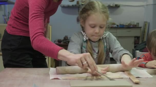 Kinder Meisterkurs in Ton-Modellierung. Keramische Werkstatt — Stockvideo