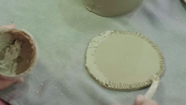 Classe di padrone da bambini in modellazione di argilla. Laboratorio di ceramica — Video Stock