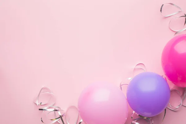 Mor, pembe toplar ve pembe kağıtta gümüş bir yılan. Tatil geçmişi. Boşluğu kopyala, üst görünüm.