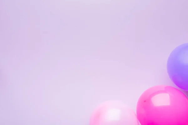 Pembe kağıtta taşakları mor ve pembe. Tatil geçmişi. Boşluğu kopyala, üst görünüm.