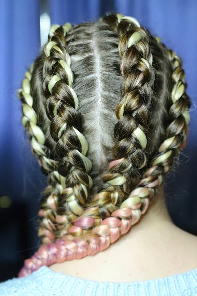 Peinado de trenzas gruesas con kanekalon para una chica, cinco trenzas — Foto de Stock